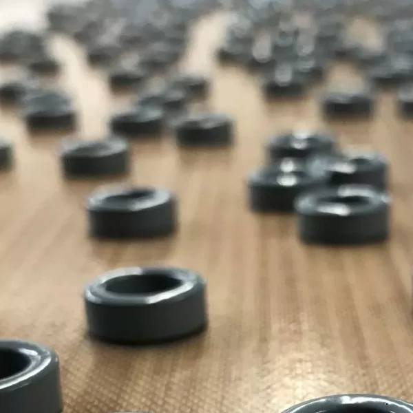 Вie Zahnräder liegen auf dem Tisch