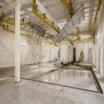 Pulverbeschichtungsanlage. Holzrahmen am Trocknen