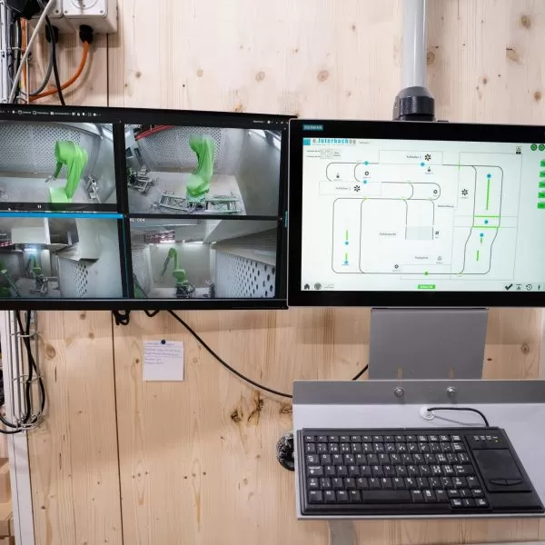 Zwei Bildschirme mit Schemen und Anlagen.