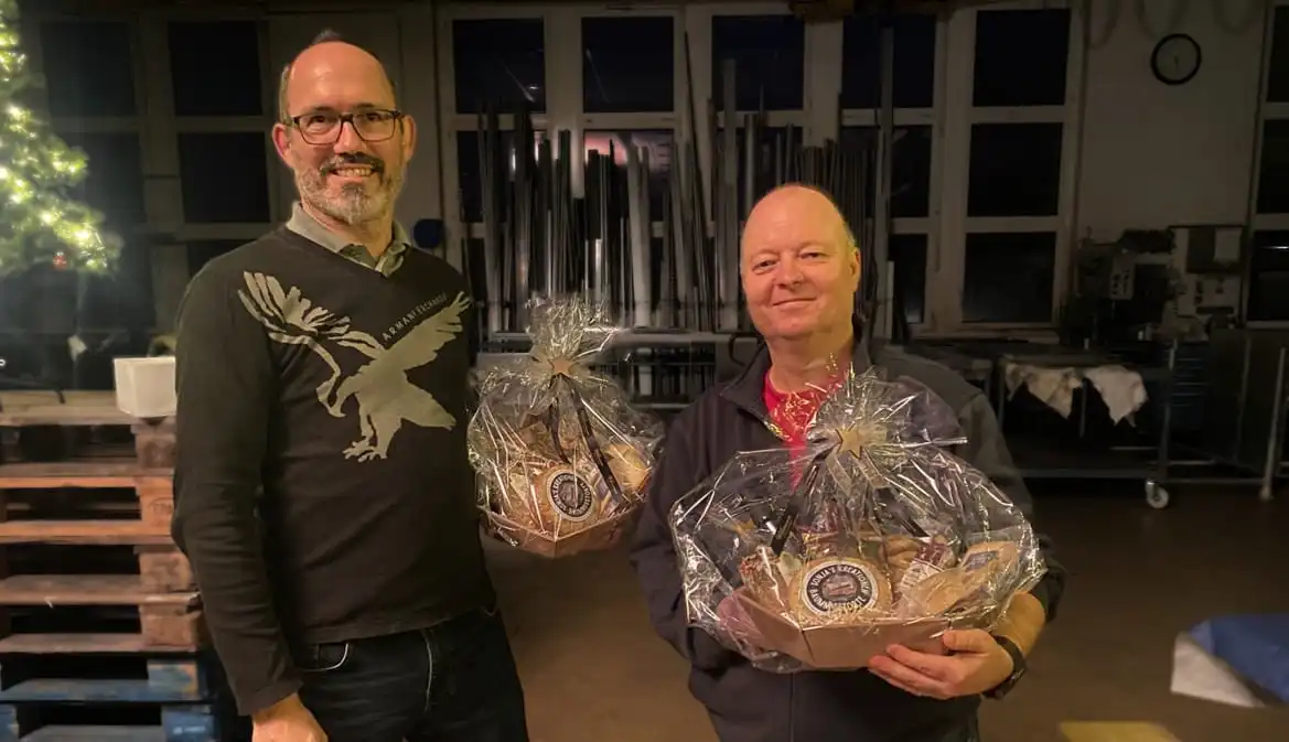 CEO Fabian Luccarini, CFO Peter Walker mit Präsentkörben