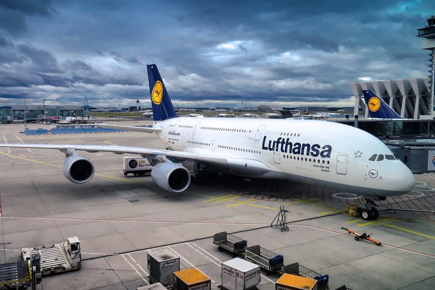 Weiser Flugzeug A380 am Flughafen